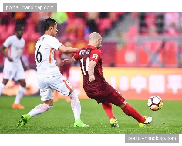 评论：VAR再度抢戏，里昂绝杀球被吹引主场球迷强烈不满