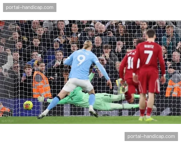 镜头特写：哈兰德主罚点球前，酋长球场主队看台集体背对